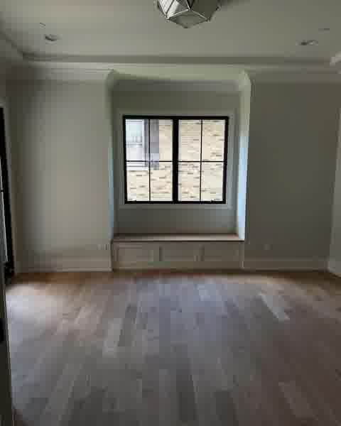 Finished room with crown molding in Clarendon Hills
